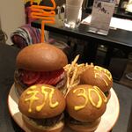 ICON - ３００ＢＵＲＧＥＲ達成記念バーガー！！