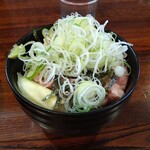 屋台ラーメン た紅 - ネギトロ丼ね。ネギの盛り方でもｻｰｳﾞｨｽｽﾋﾟﾘｯｯﾂがｵｰｳﾞｧｰﾌﾛｫｫしているのがおわかりいただけるか、と。