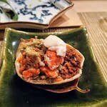 すし処 みや古分店 - セコガニの外子と内子にフグの白子を乗せて