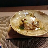 すし処 みや古分店 - つまみは蒸し鮑、下に鱈白子の裏ごし、酢飯
