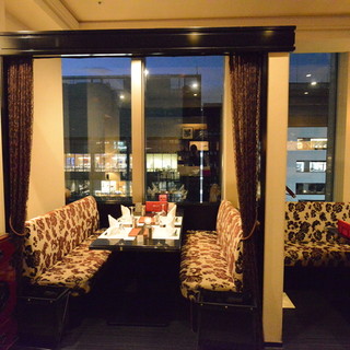 Enjoy the view and try Fried Skewers from the sofa seat by the window! Early reservation recommended