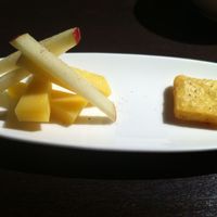SIO syuji hijikuro - 先付け。チーズは大沼にあるチーズ工房に足しげく通って、ようやく卸してもらったという札幌では珍しい山羊のチーズ。