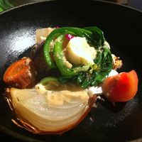 SIO syuji hijikuro - 野菜のオーブン焼きは、仕込みの段階でそれぞれの野菜に合わせた味付けが！大根はお出汁で炊いていて、それらの野菜がオーブンで一つになったとき、美味しくてバランスの良い1皿になるんですね！すごーい！