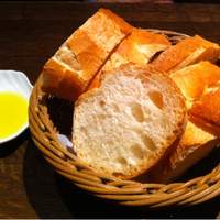 スペイン料理 La Cazuela 三ノ宮 ミント神戸店 - 食前のパンとオリーブオイル
