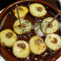 スペイン料理 La Cazuela 三ノ宮 ミント神戸店 - アヒージョ:アンチョビとプチジャガ芋のにんにく、バター風味