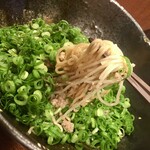 汁なし担担麺専門 キング軒 - 低加水の細麺は調理時間が短いので回転が早いです。麺の茹で時間は50秒。