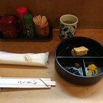 生麦 - すぐに、先附が提供されます。