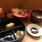 ★海鮮ちらし（900円）★