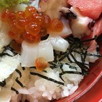 生麦 - ★海鮮ちらし（900円）★ご飯はこんな感じ