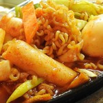 味ちゃん - ラポッキ。トッポッキの甘辛ソースとラーメンが絶妙にマッチ！くせになる美味しさです。