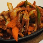 味ちゃん - イカ野菜炒め。辛い炒め物は焼酎と相性抜群！