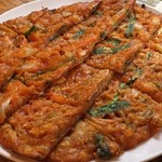 味ちゃん - キムチチヂミ。人気のチヂミです。チーズトッピングもおススメ！