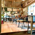 ラフ&タフ コーヒースタンド - ソファー席からの店内の様子