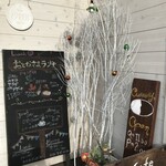 カフェ ガーランド - 入り口には１２月らしい飾りつけが（２０１９．１２．６）