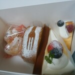 ル・パティシエ・ミエル - 左より…シュークリーム、玄米のロールケーキ、チョコレートケーキ、季節のショートケーキ、ミルクレープ