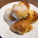 フォルクス - 料理写真:さつまいもパン初めて。でも噛むとやっぱりこれもパンがぺしゃんこになる( ´△`)