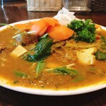 カシミール - 横から見ました。カレーが溢れんばかりに入っています。（2019.12 byジプシーくん）
