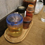 Ramen Hachi Tsuboya - テーブルの調味料