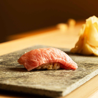 表情豊かな四季を物語る、味わい深く美しい寿司料理。