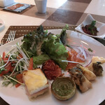 RISTORANTE OZIO - 朝食ビュッフェ３０２５円（総額）。手前が、右から、鱈のコンフィ、ローストオニオン、クロックムッシュです。温かい料理は回転が速いと美味しいですね（╹◡╹）