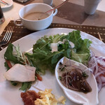 RISTORANTE OZIO - 朝食ビュッフェ３０２５円（総額）。写メを改めて見るとシーザーサラダをたくさんいただいていますね（笑）。とても美味しかったです（╹◡╹）