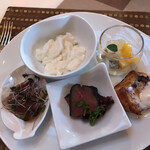 RISTORANTE OZIO - 朝食ビュッフェ３０２５円（総額）。ココナッツフロマージュ、南国フルーツのグラスなど。デザートまで、とても美味しくいただきました（╹◡╹）