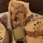 ワインボックス バルコ - 左が牡蠣の何かと左が海老の何か