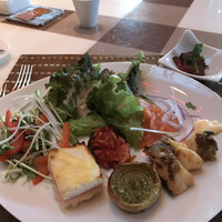 RISTORANTE OZIO - 朝食ビュッフェ３０２５円（総額）。手前が、右から、鱈のコンフィ、ローストオニオン、クロックムッシュです。温かい料理は回転が速いと美味しいですね（╹◡╹）