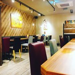 ピカンティ - 明るく落ち着いた感じの店内でゆっくりとお過ごしください。