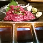 Kohaku - 馬刺しは薬味として生姜・山葵・ニンニクが来て、醤油皿も３枚。 それぞれの薬味を試してお気に入りをもう１枚食べられるくらいの枚数があった。