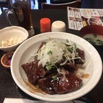 肉もつ屋 神坊 - 純レバ丼900円。小鉢と烏龍茶も付きます。