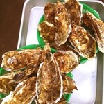 海鮮茶屋 活き活き亭 - 焼牡蠣　の皿　だいたい7個くらい入って1050円　　海鮮茶屋 活き活き亭