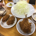 とんかつ いちかつ - 2019年12月。カキフライ160円とあじフライ200円。