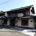 ひわさ屋 - 訪れたのは平日のお昼時。店内はカウンター席とテーブル席がありました。地元の人？で、ほぼ満席でした。