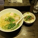 らーめん鷹の羽 - 塩ラーメン＆牛すじごはん