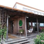 AGRI CAFE COMODO - 訪れたのは土曜のお昼時です。天井が高く木造りでナチュラルな雰囲気のカフェ。お昼時という事もありほぼ満席、テーブルの上には予約プレートがたくさん置かれていました。