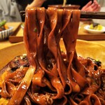 自然派中華 クイジン - 秋刀魚と焦がし葱 平打ち麺の香ばしい和えそば　麺リフト