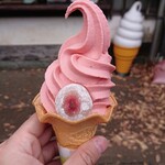 鬼太郎茶屋 - 大山ソフトクリーム(いちご)。