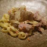 オステリア ブッビーノ - 手打つタリアテッレ　ホロホロ鳥のラグーソース　菊芋のオイルコンフィとヘーゼルナッツの香り