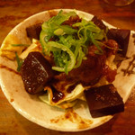 Tachibana ya - キャベツの上に蒟蒻と牛肉の赤味噌和え