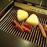 向日葵 - このロースターが全く焦げない。(^_^)v家にも欲しいです。d(⌒ー⌒)!
            
            厚切り牛タン…肉が立つ!!
            
            焼オニギリとオーナー自家製ソーセージを焼いてるところです…。(^_^)v
            