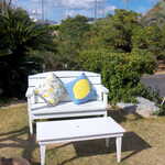 Shimanami Kohi - 真っ白なベンチに、レモン柄のクッション。前にレモンジュースを置いて、写真を撮りたくなります