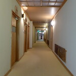 海宿 千年松 - 2階廊下の様子。整然と客室が並びます