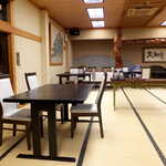 海宿 千年松 - 食事処。パーティションはないが広い空間、宴会グループの方々とは別室となっている
