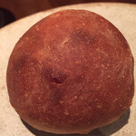 Abats. - 自家製のパン　フェンネルシードが練り込んであってちょっとオリエンタルな感じの美味しいパンです　ついお代わりしちゃう（笑）