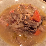 Abats. - 牛モツ煮込み　軽い味わいなのに旨味がスープに溶け出しています　ちょっと二級酒か焼酎が飲みたくなる味（笑）