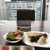 Dining & Bar TENQOO - 朝食ビュッフェ２８００円（総額）。第一弾。生野菜、モルタデッラ、サーモンとオニオンのマリネ、お豆腐、薩摩揚げ、焼き鮭、ひじき、玉子焼き、明太子、秋刀魚の甘露煮、いくら。