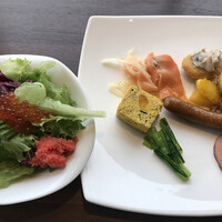 Dining & Bar TENQOO - 朝食ビュッフェ２８００円（総額）。生野菜いくらと明太子のせ、スペインオムレツ、サーモンマリネ、ナゲットクリームソース、温野菜カレーソース、ソーセージ、ロースハム、江戸菜。