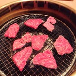 焼肉問屋 牛蔵 - 2019年12月　焼いてます