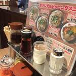 天下一品 - テーブルの上の調味料たち